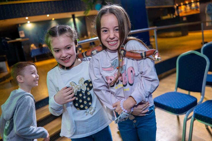 Gyerekek kígyóval a „Félsz tőlük?